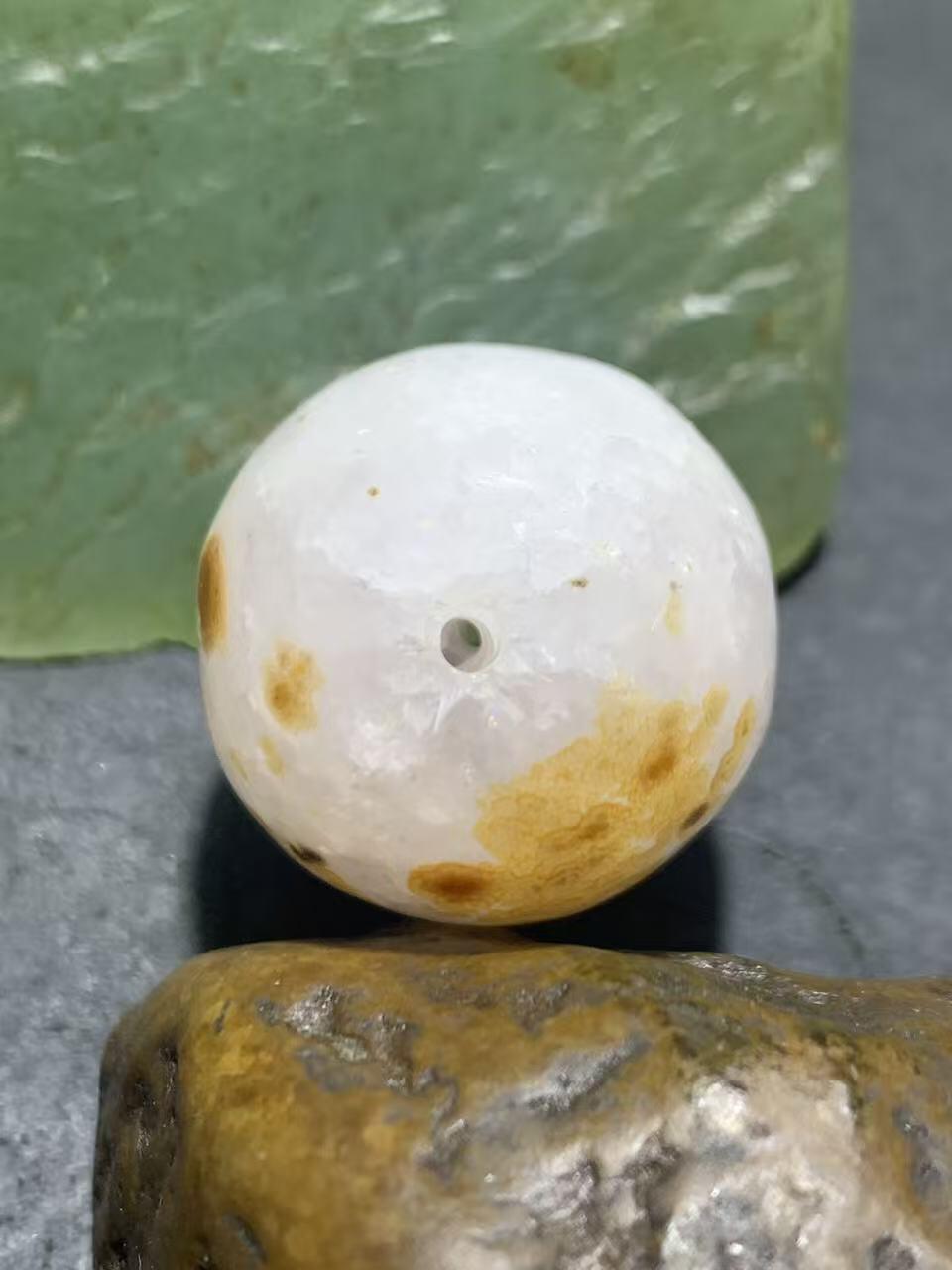 精美冰飘战国红玛瑙随形大桶珠一颗！