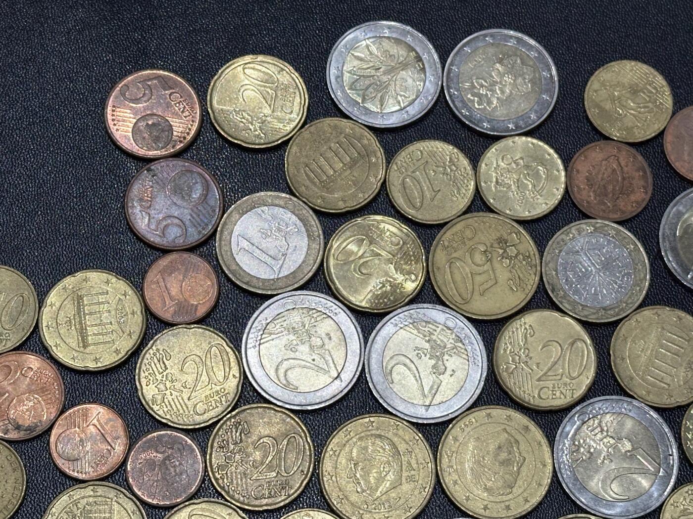 《外钞收藏家》第六百一十一期（农历新年第一场/快递恢复正常再发货）（长期征集拍品、欢迎藏友们联系合作） 欧元各面额硬币几十枚一起