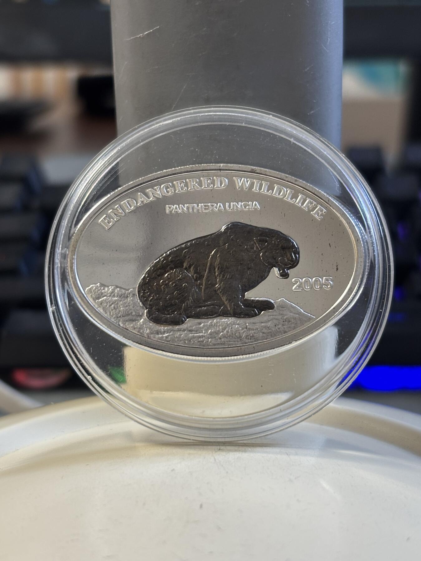 第191期拍卖 蒙古2005珍稀动物雪豹首枚镶嵌铌椭圆双金属银币25克，925银铌，发行5000枚，有氧化