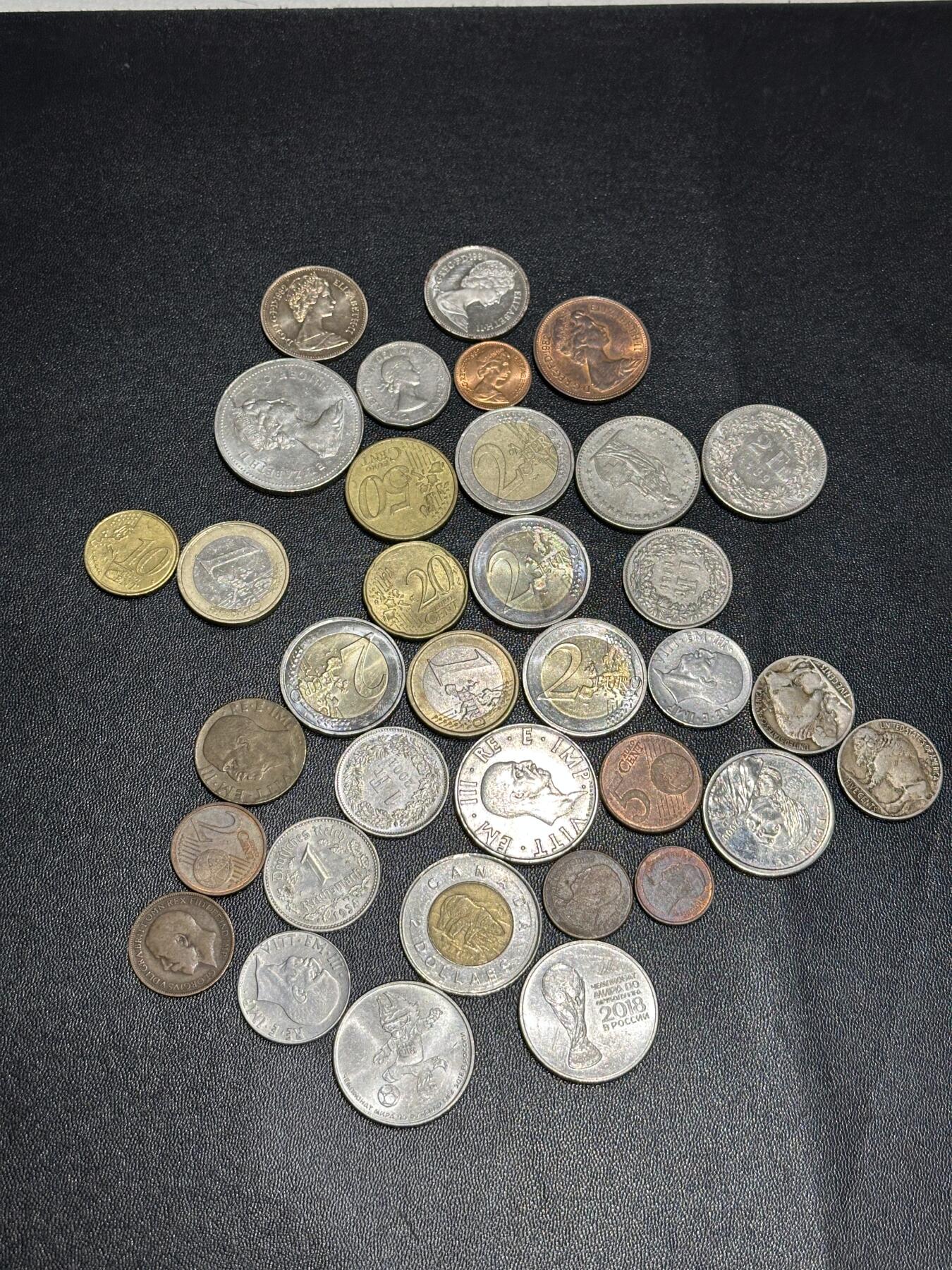 《外钞收藏家》第六百一十一期（农历新年第一场/快递恢复正常再发货）（长期征集拍品、欢迎藏友们联系合作） 女王、欧元、卢布等硬币几十枚一起