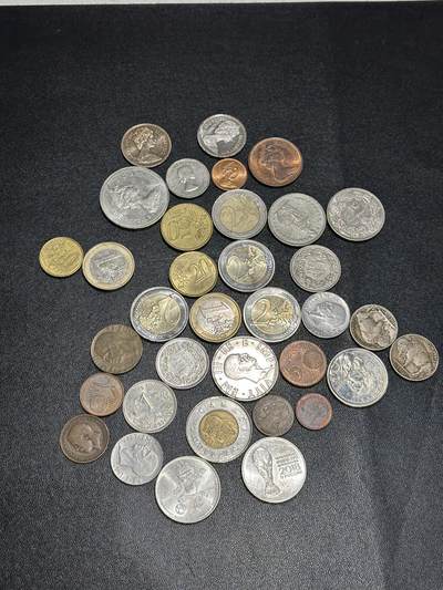 《外钞收藏家》第六百一十一期（农历新年第一场/快递恢复正常再发货）（长期征集拍品、欢迎藏友们联系合作） - 女王、欧元、卢布等硬币几十枚一起