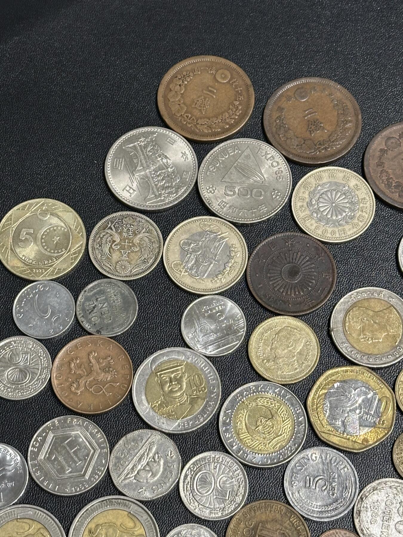 《外钞收藏家》第六百一十一期（农历新年第一场/快递恢复正常再发货）（长期征集拍品、欢迎藏友们联系合作） 日本、泰国等亚洲为主的硬币几十枚一起+一本硬币收藏册一起