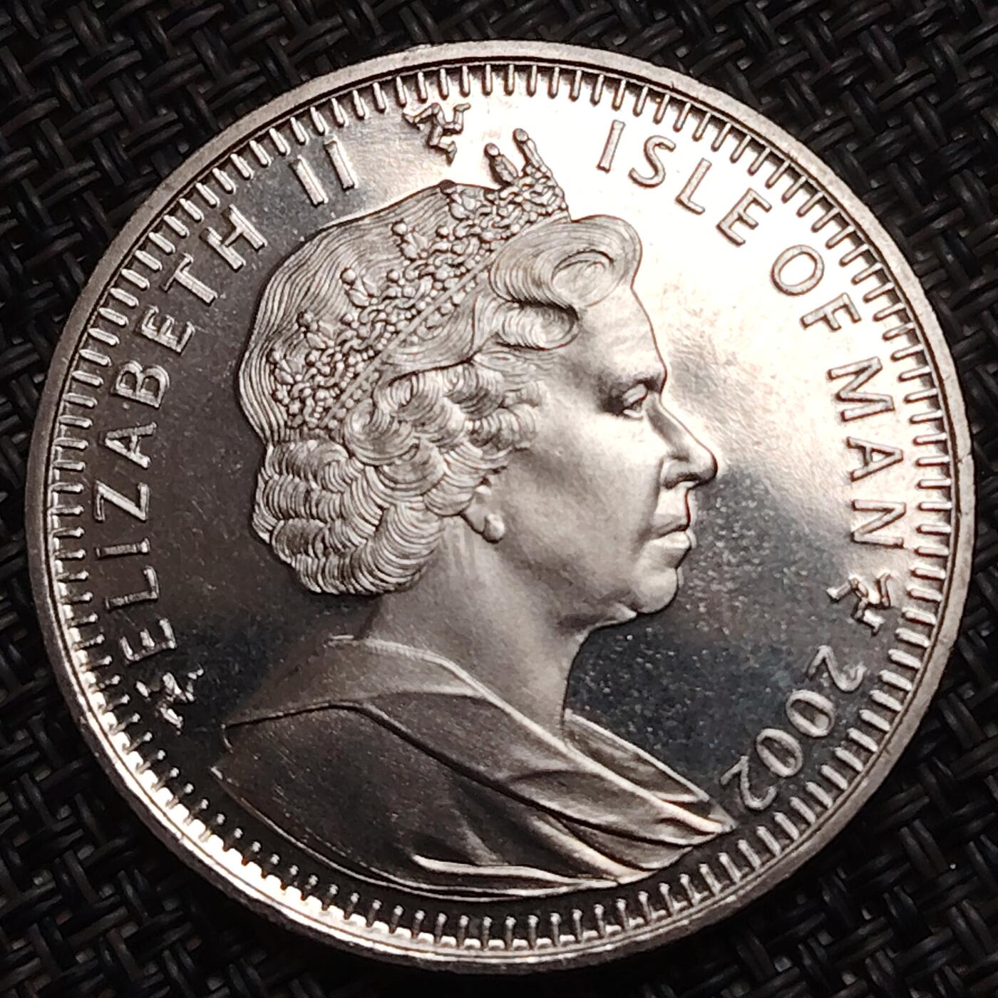 布加迪🐬～世界钱币(上海)🌾第 276 期 /  各国套币和散币 马恩岛 2002年 1克朗 女王母亲和梅城堡纪念克朗币