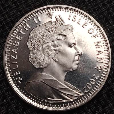 布加迪🐬～世界钱币(上海)🌾第 276 期 /  各国套币和散币 - 马恩岛 2002年 1克朗 女王母亲和梅城堡纪念克朗币