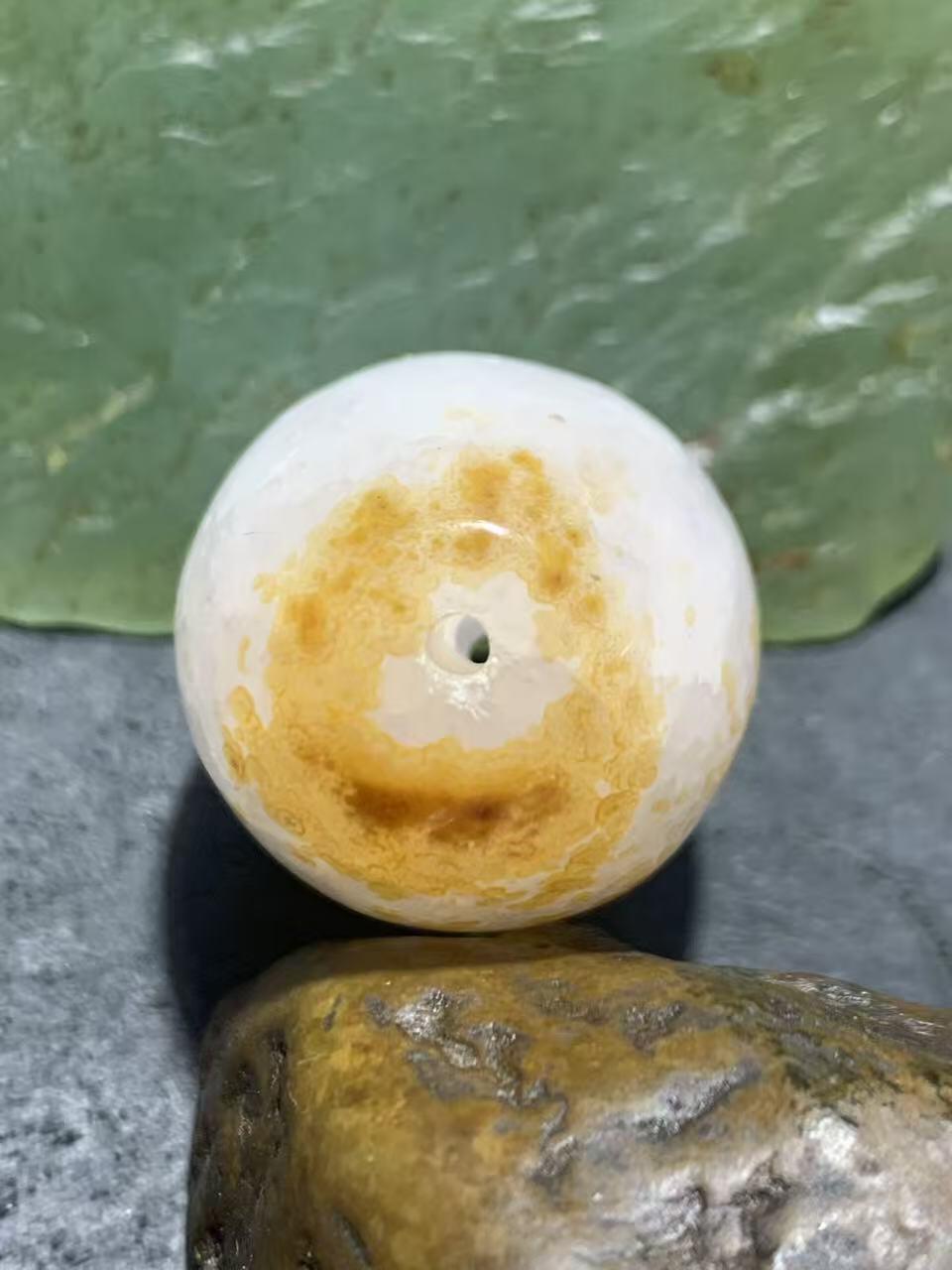 精美冰飘战国红玛瑙随形大桶珠一颗！