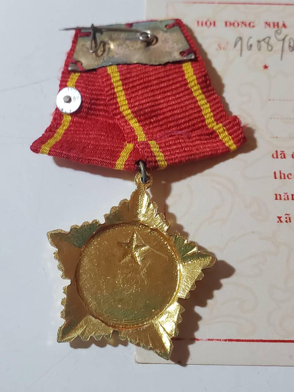 韵星假日军品类拍卖第41期 -- Rimey Holidays Militaria Auction 41 越南社会主义共和国一级抗战勋章带证书一套 品相很好 越战时期抗美事迹 