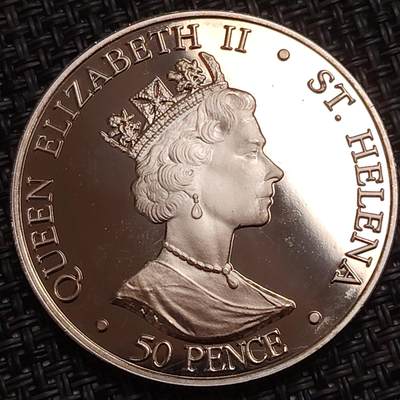 布加迪🐬～世界钱币(上海)🌾第 276 期 /  各国套币和散币 - 圣海伦娜 2002年 50便士 女王母亲102岁生日纪念克朗币