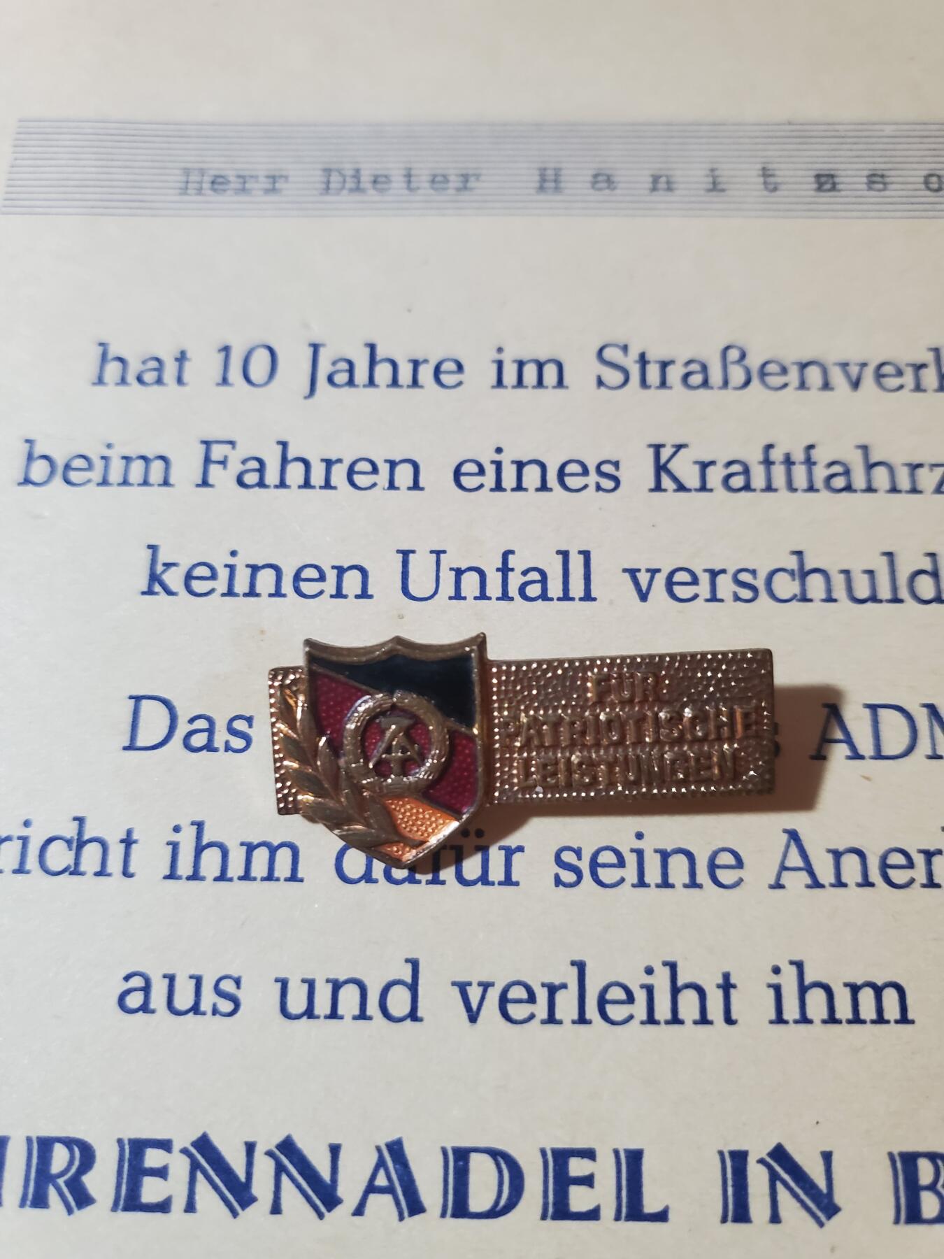 韵星假日军品类拍卖第41期 -- Rimey Holidays Militaria Auction 41 民主德国交通部十年优秀无事故驾驶员证章证书+爱国阵线证章一套