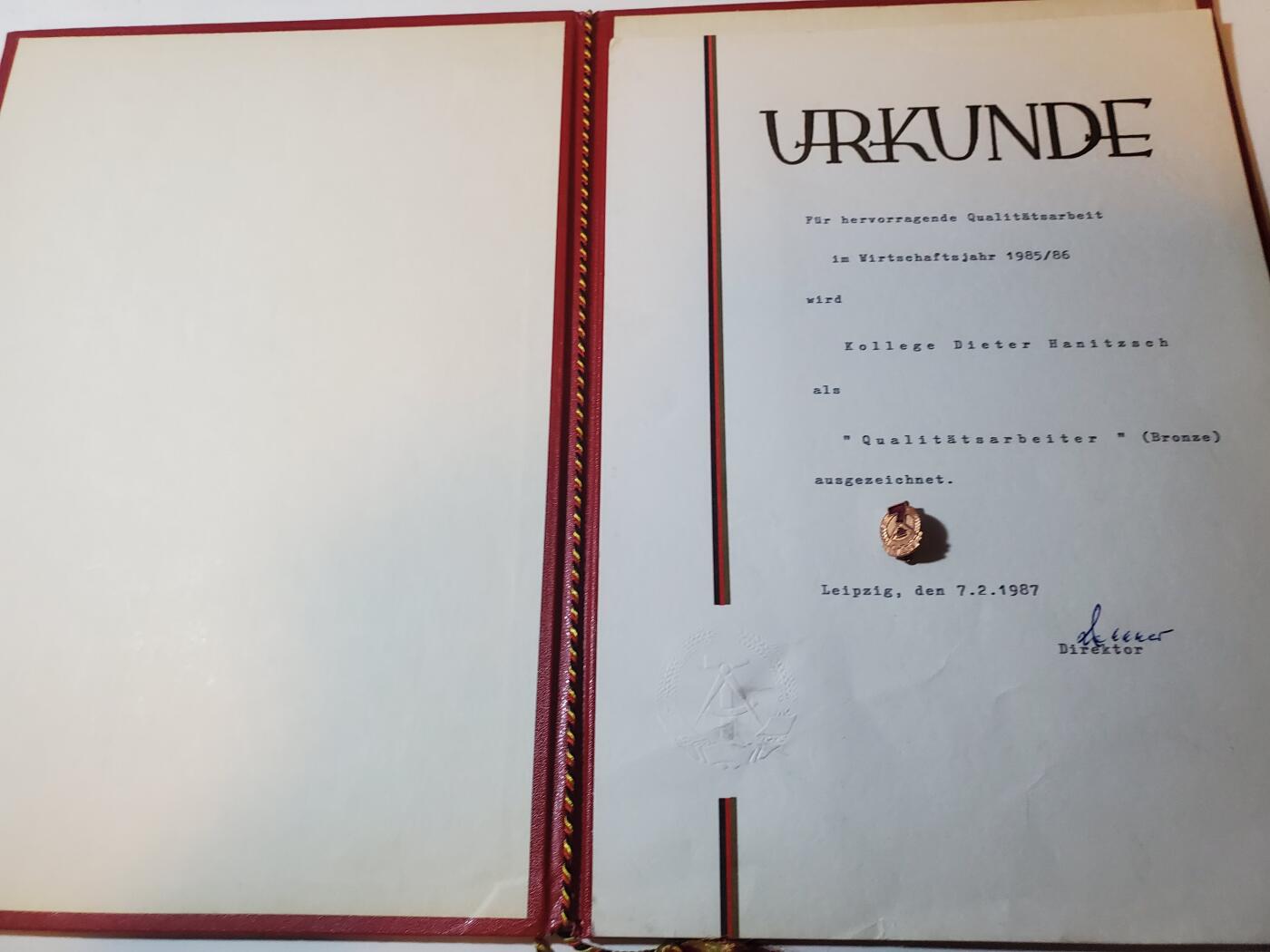 韵星假日军品类拍卖第41期 -- Rimey Holidays Militaria Auction 41 民主德国铜级为国家企业服务证章证书带社会主义功勋活动家证章一套