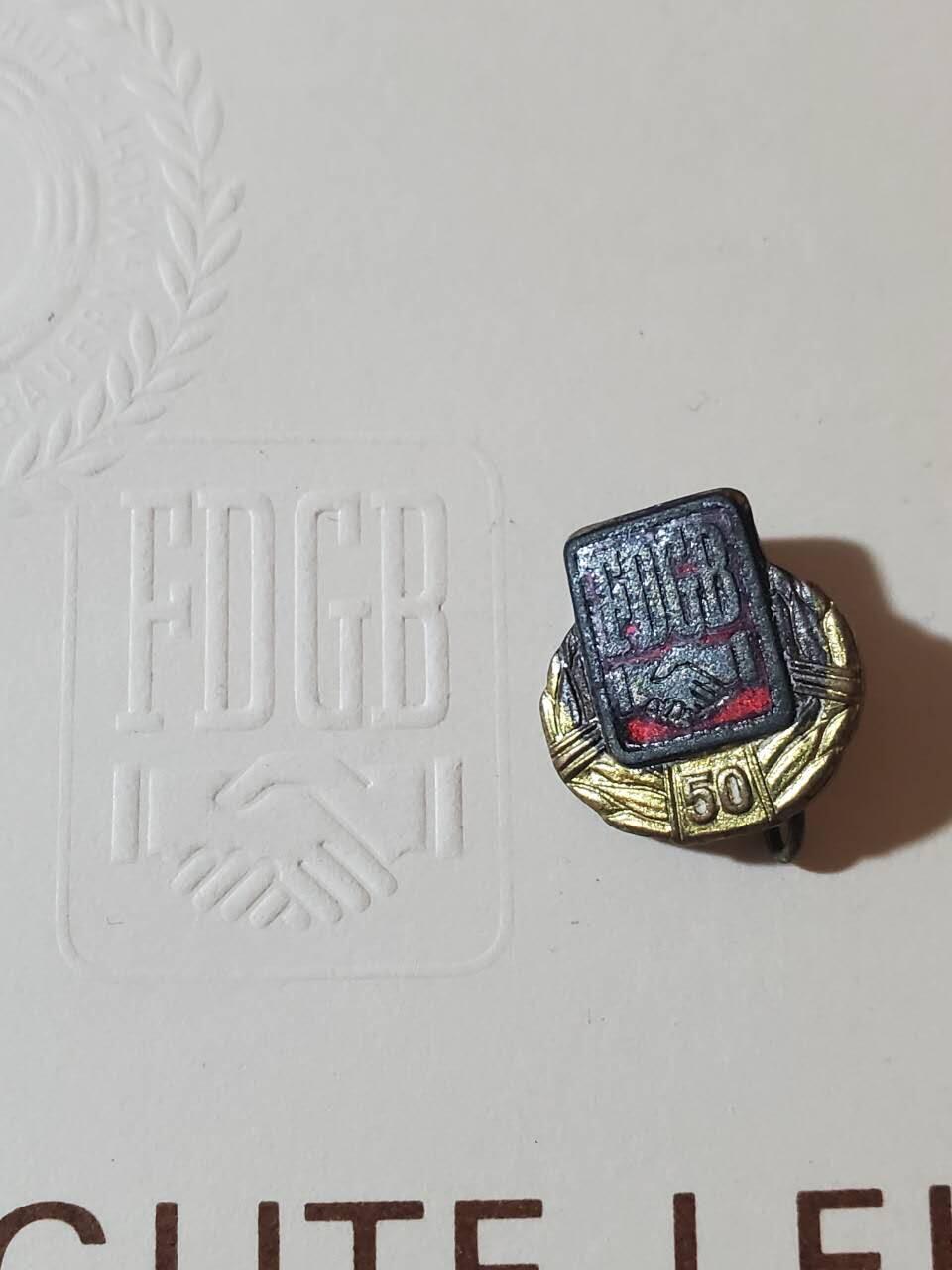 韵星假日军品类拍卖第41期 -- Rimey Holidays Militaria Auction 41 民主德国工会五十年荣誉成员证章带代表大会邀请函一套 五十年非常少见 最长年限证章 