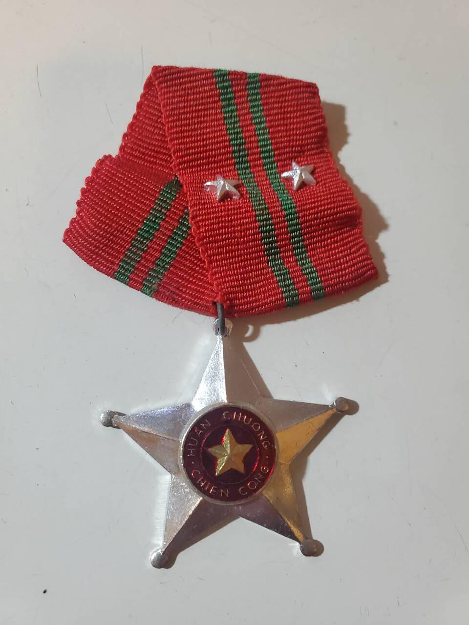 韵星假日军品类拍卖第41期 -- Rimey Holidays Militaria Auction 41 越南社会主义共和国二级战功勋章 越中战争时期软挂好品 需前线杀敌或者指挥小型战斗