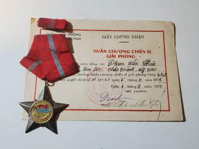 韵星假日军品类拍卖第41期 -- Rimey Holidays Militaria Auction 41 - 越南南方（越共）共和国三级解放战士勋章带证 早期白铜版本 越战战时