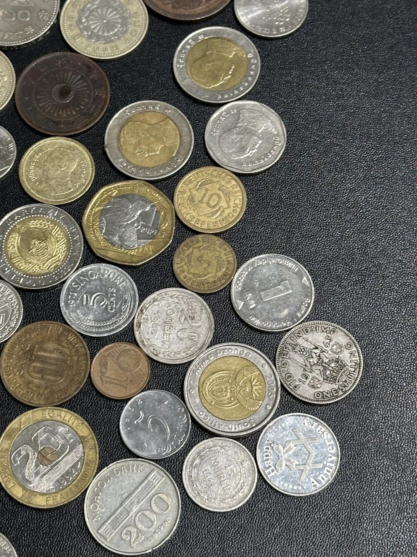 《外钞收藏家》第六百一十一期（农历新年第一场/快递恢复正常再发货）（长期征集拍品、欢迎藏友们联系合作） 日本、泰国等亚洲为主的硬币几十枚一起+一本硬币收藏册一起