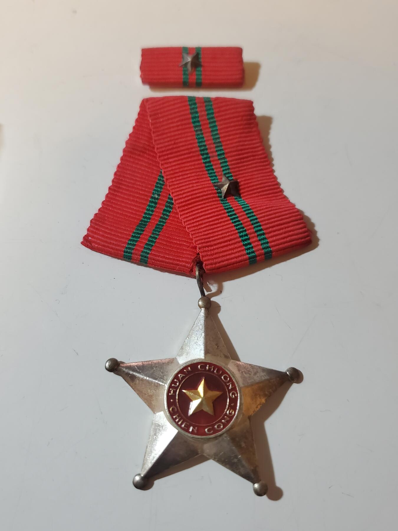 韵星假日军品类拍卖第41期 -- Rimey Holidays Militaria Auction 41 越南民主共和国（北越）三级战功勋章 白铜版本 战时