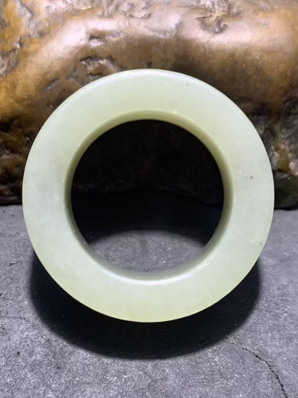 精美天然青海料和田玉扳指一个，