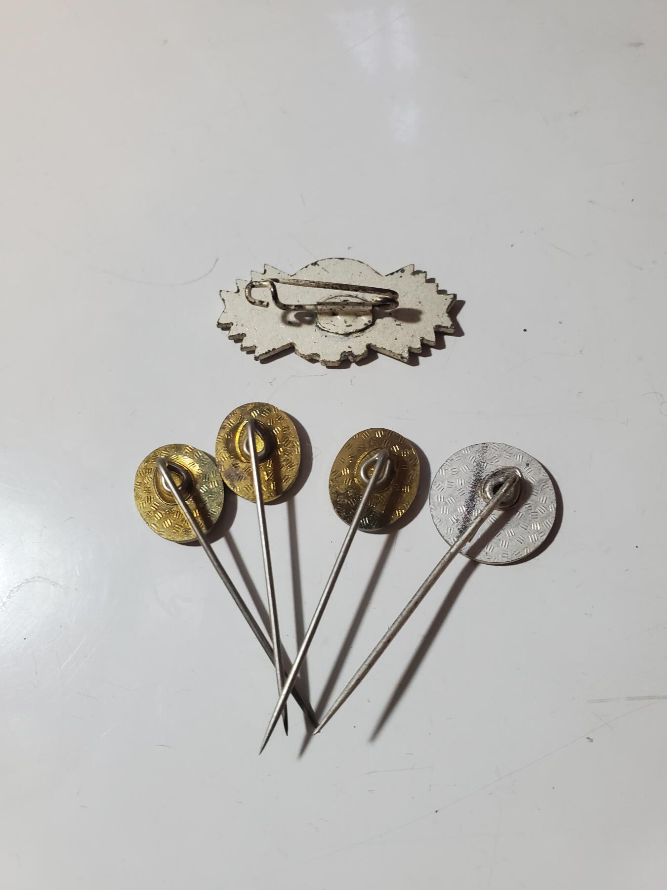 韵星假日军品类拍卖第41期 -- Rimey Holidays Militaria Auction 41 民主德国体育与技术协会铜级射击技能证章与体育技能证章插针一组