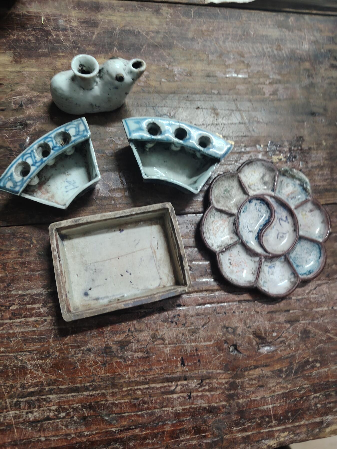 清晚中，青花，粉彩。文房四宝，