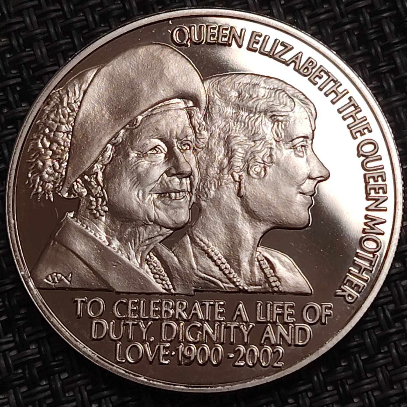 布加迪🐬～世界钱币(上海)🌾第 276 期 /  各国套币和散币 圣海伦娜 2002年 50便士 女王母亲102岁生日纪念克朗币