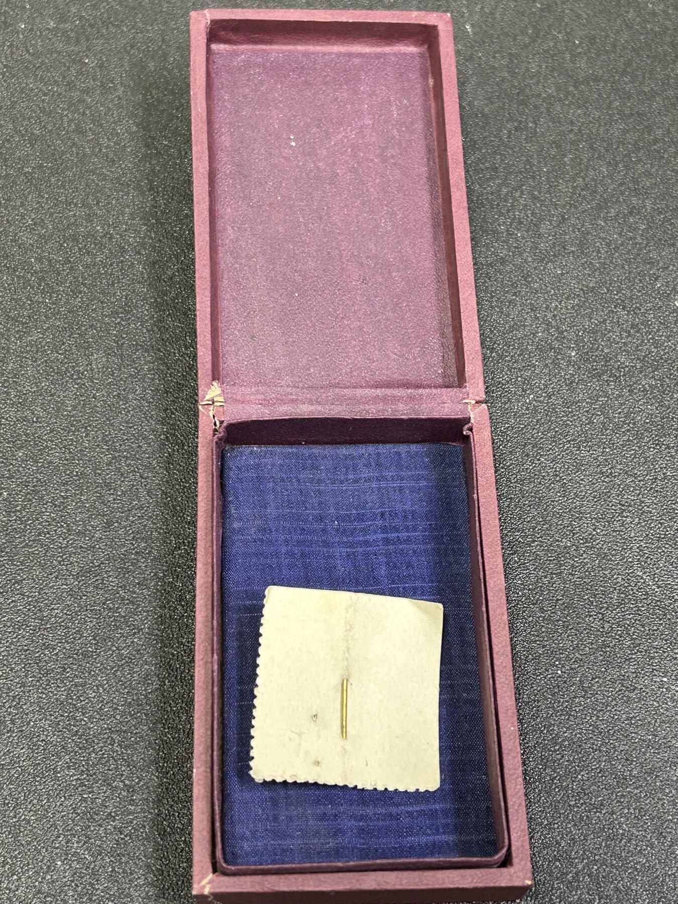 西秦中古拍卖第七十八期  不忘历史 日本红十字会男终身社员章空盒 带蝴蝶结略