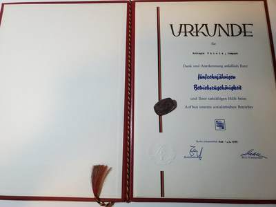 韵星假日军品类拍卖第41期 -- Rimey Holidays Militaria Auction 41 - 民主德国为国企服务证章证书+工业服务证章一套