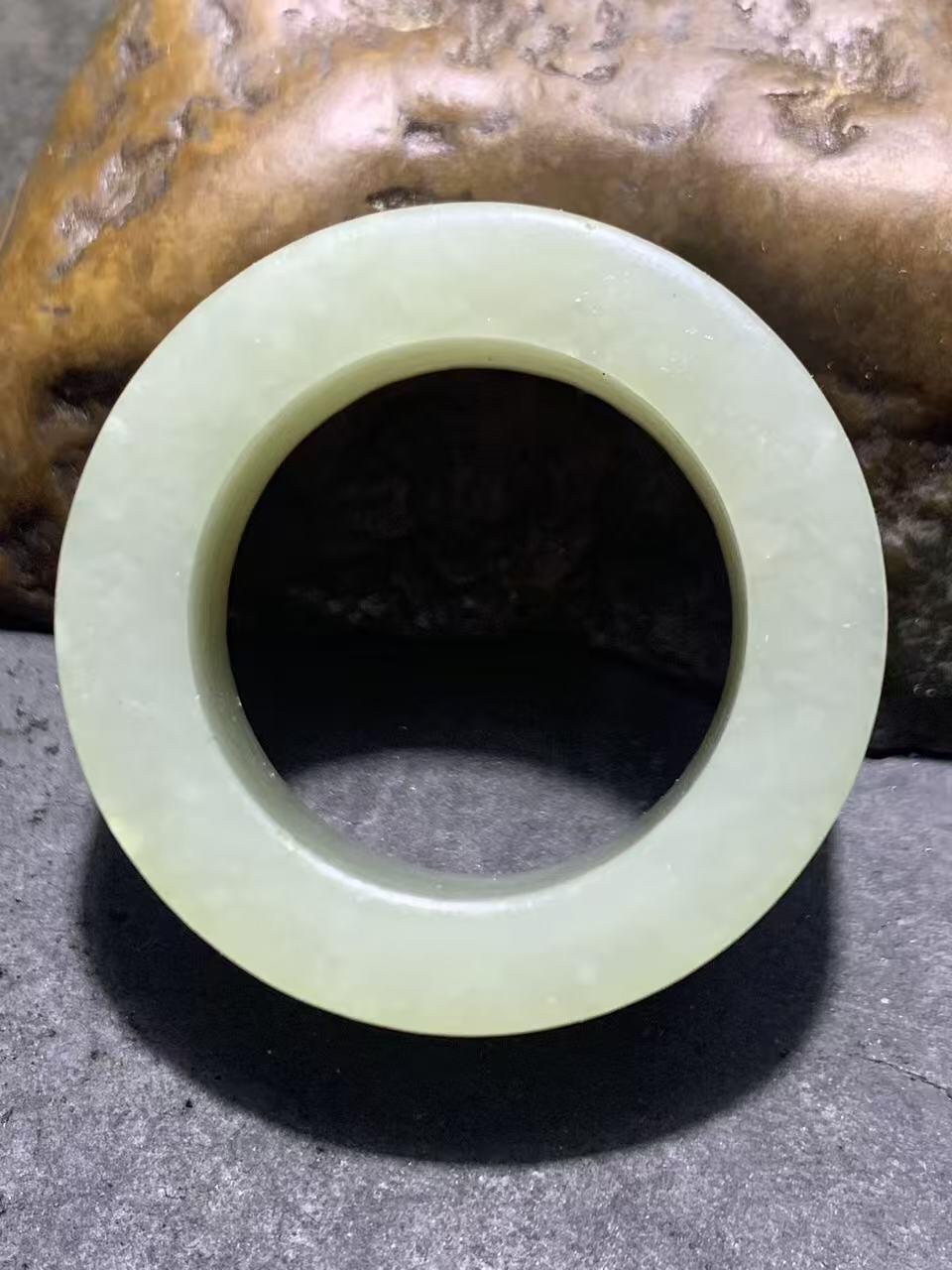 精美天然青海料和田玉扳指一个，