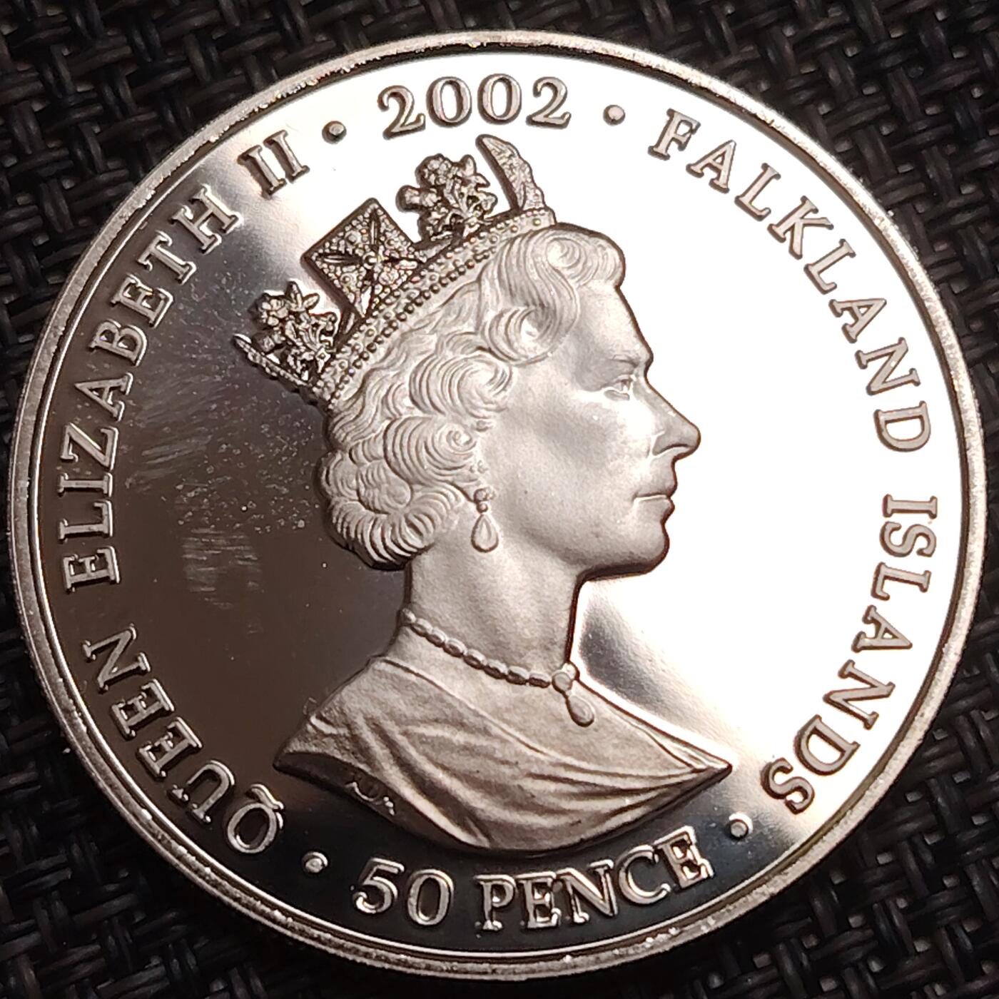 布加迪🐬～世界钱币(上海)🌾第 276 期 /  各国套币和散币 福克兰群岛🇫🇰 2002年 50便士 加冕礼教练纪念克朗币