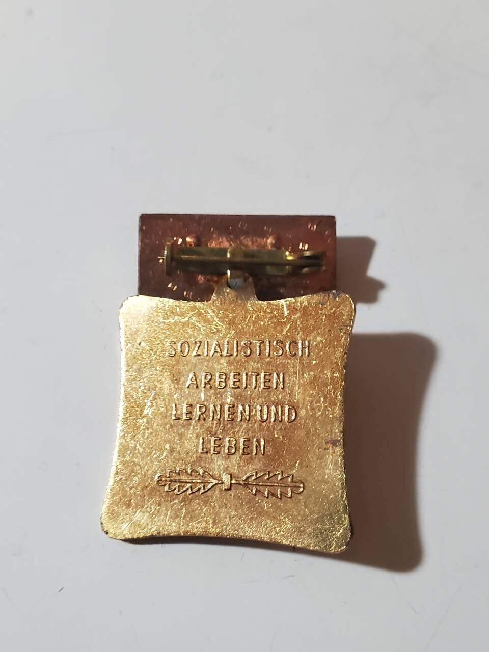 韵星假日军品类拍卖第41期 -- Rimey Holidays Militaria Auction 41 民主德国连续五次获得版本集体劳动荣誉奖章