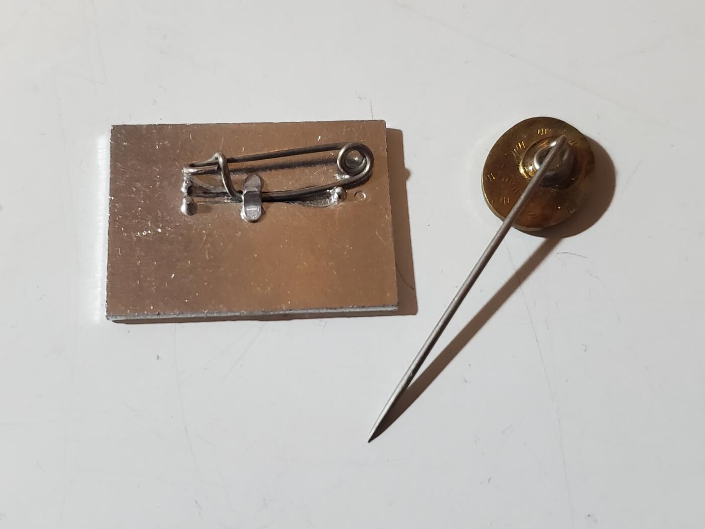 韵星假日军品类拍卖第41期 -- Rimey Holidays Militaria Auction 41 民主德国成立十九周年纪念章与体育技能证章插针一组