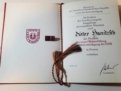 韵星假日军品类拍卖第41期 -- Rimey Holidays Militaria Auction 41 - 民主德国为民主德国民防功绩奖章证书带勋略一套