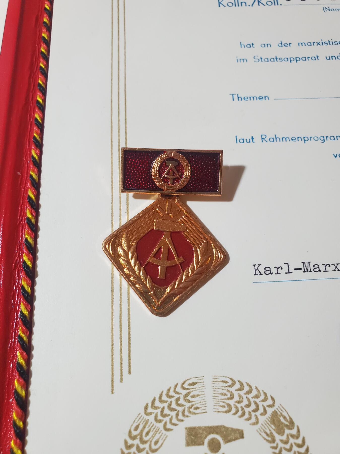 韵星假日军品类拍卖第41期 -- Rimey Holidays Militaria Auction 41 民主德国参与马克思列宁主义经济领域进修证书➕个人积极劳动分子奖章一套