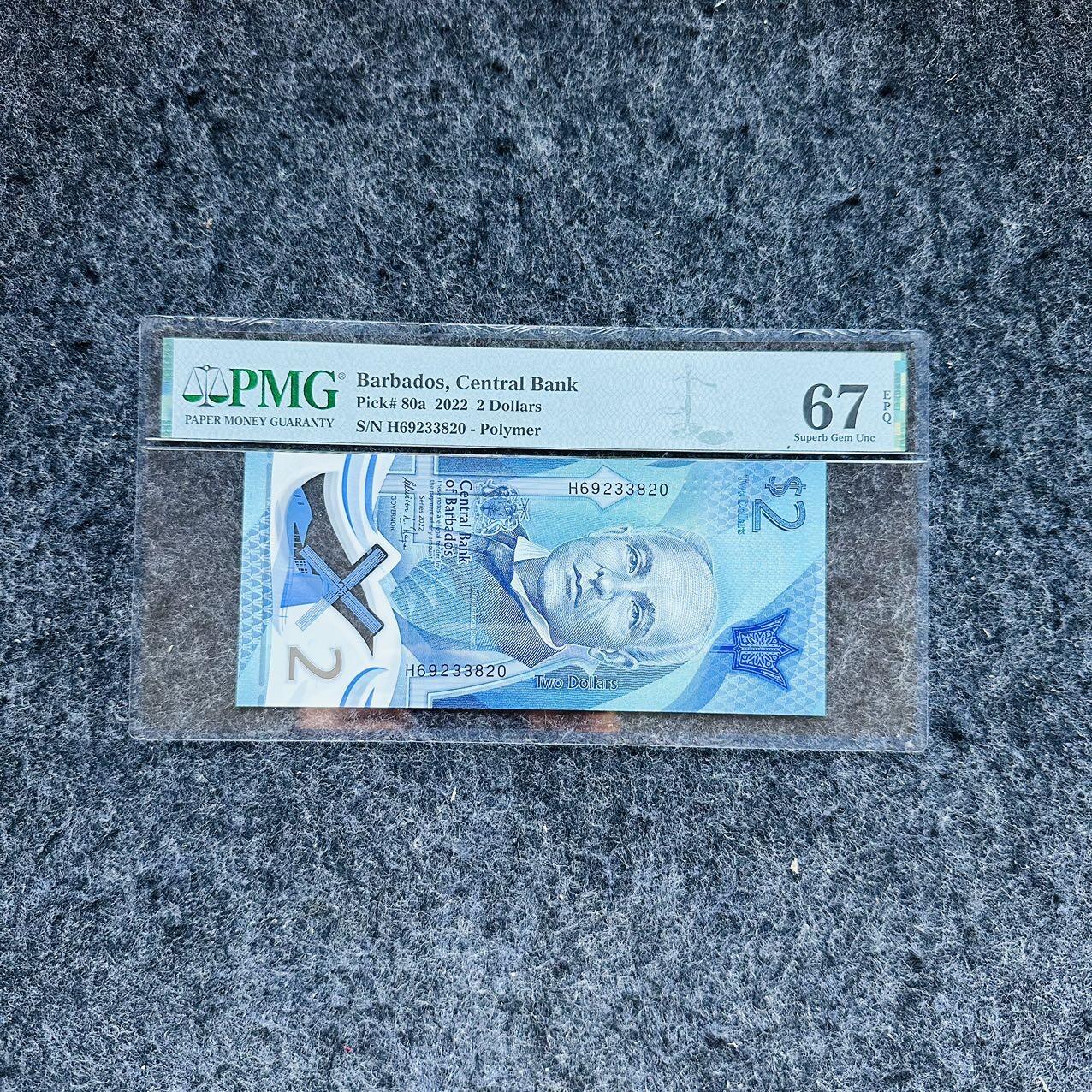 🇨🇳🇺🇳¥ ¥2026🐎新年塑料钞评级钞 巴巴多斯2022年2元，流通纪念钞，H69首发冠，(H69 233820)