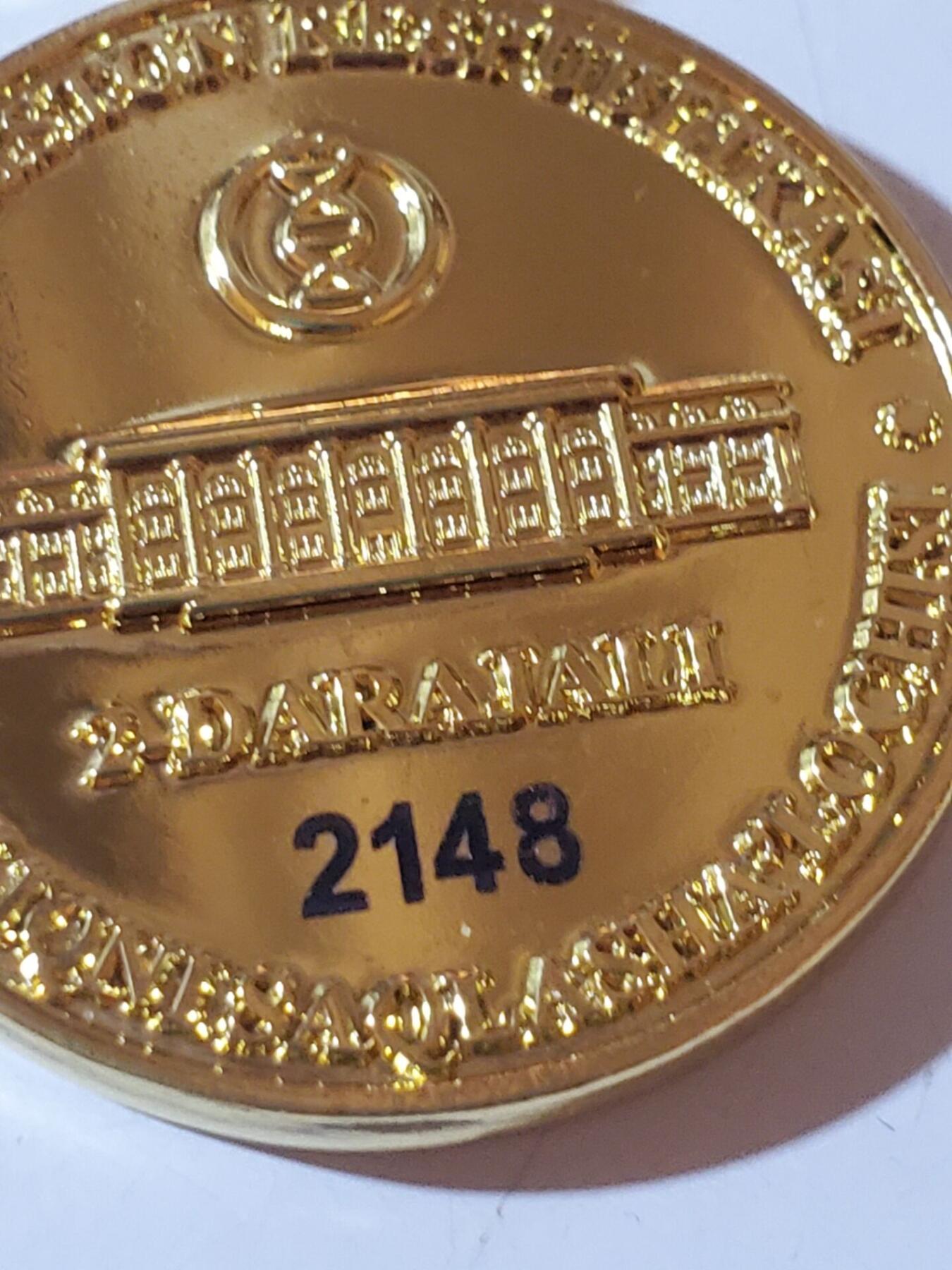 韵星假日军品类拍卖第41期 -- Rimey Holidays Militaria Auction 41 乌兹别克斯坦共和国卫生部二级优秀服务人员奖金奖章 实发2148号 非常稀少 设计继承苏联的奖金奖章 铜镀金 非常厚重 仅颁发给高级官员