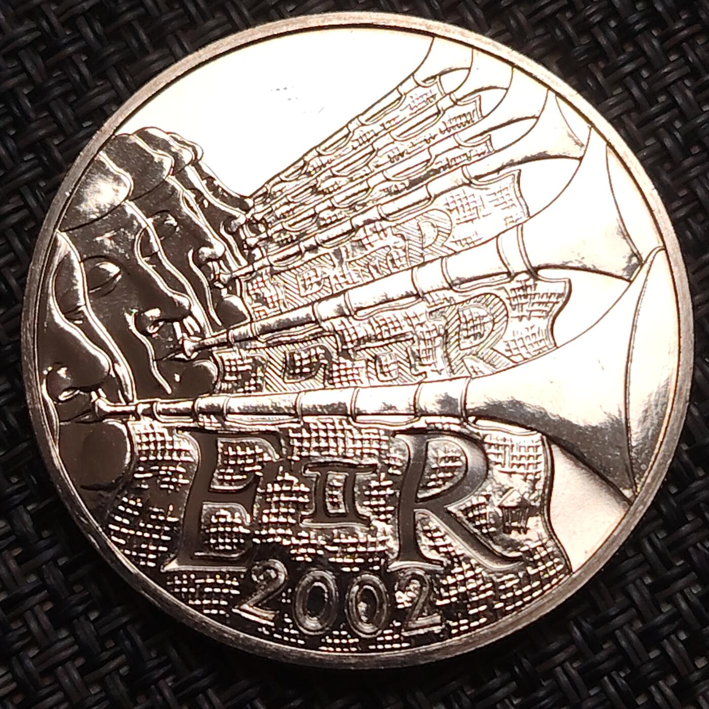 布加迪🐬～世界钱币(上海)🌾第 276 期 /  各国套币和散币 百慕大🇧🇲 2002年 1元 女王加冕50周年纪念克朗币