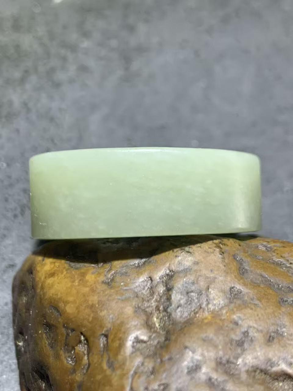 精美天然青海料和田玉扳指一个，