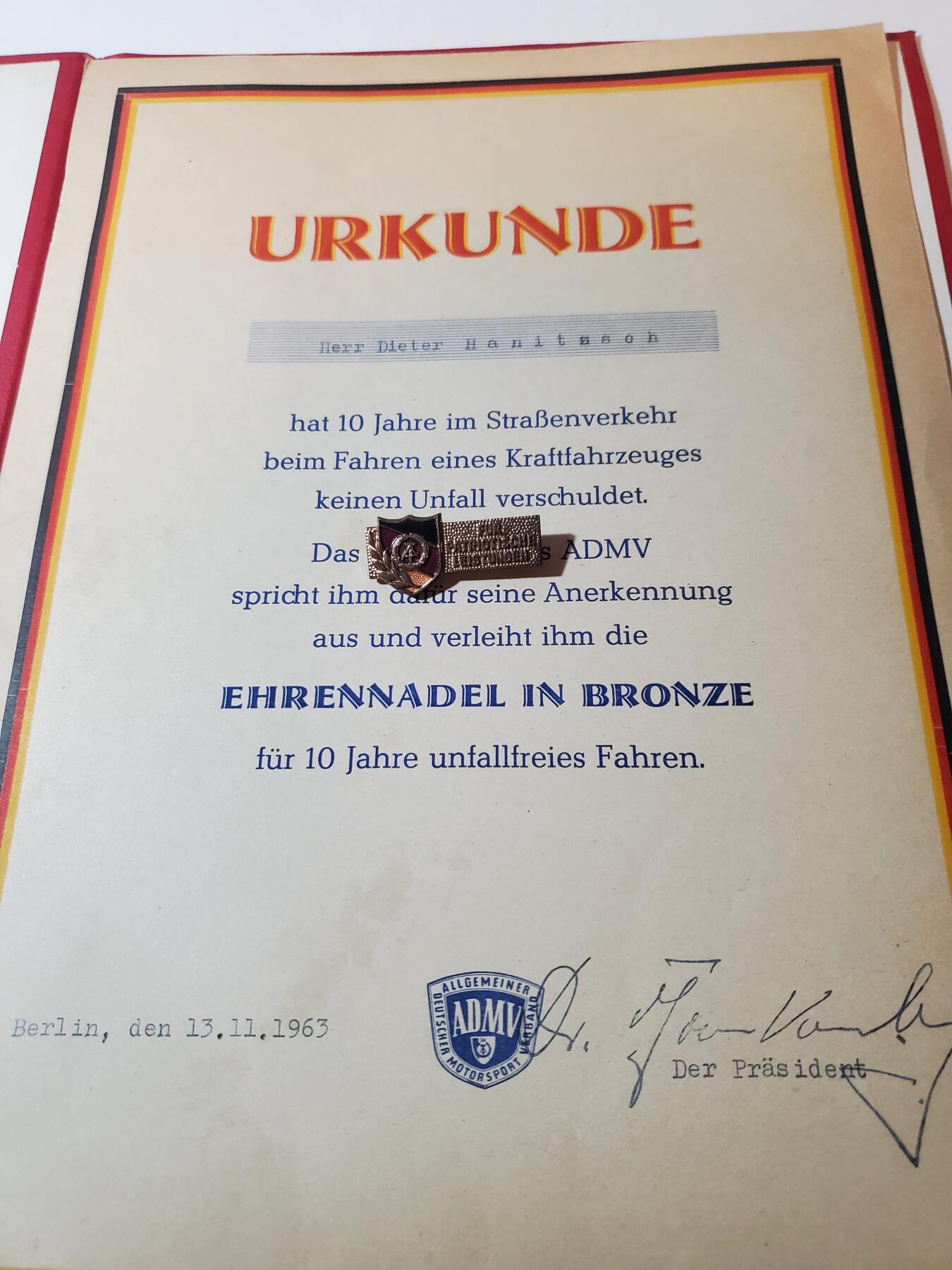 韵星假日军品类拍卖第41期 -- Rimey Holidays Militaria Auction 41 民主德国交通部十年优秀无事故驾驶员证章证书+爱国阵线证章一套