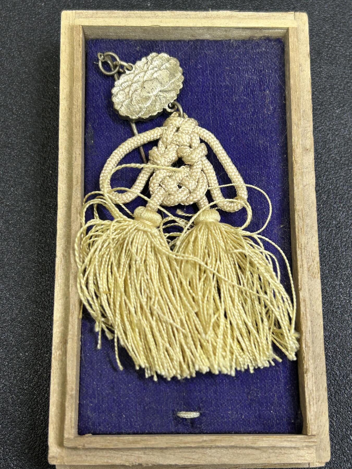 西秦中古拍卖第七十七期 2026马年新春专场 本场拍品年初九发出 不忘历史 日本明治时代 佛教协会证章 铜镀银 带原盒