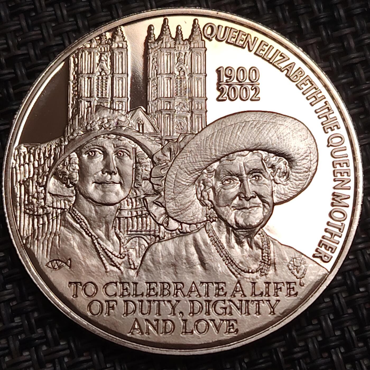 布加迪🐬～世界钱币(上海)🌾第 276 期 /  各国套币和散币 福克兰群岛🇫🇰 2002年 50便士 女王母亲102岁生日纪念克朗币