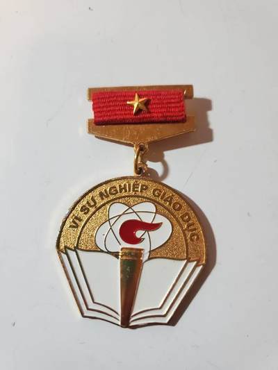 韵星假日军品类拍卖第41期 -- Rimey Holidays Militaria Auction 41 - 越南社会主义共和国为教育事业贡献奖章 品相非常好 教育部奖章 GK厂制作
