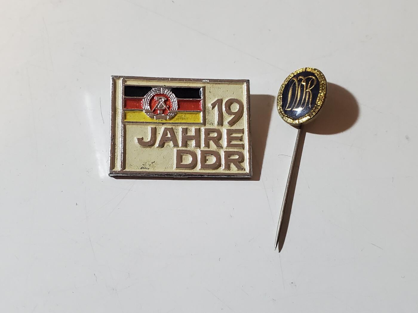 韵星假日军品类拍卖第41期 -- Rimey Holidays Militaria Auction 41 民主德国成立十九周年纪念章与体育技能证章插针一组