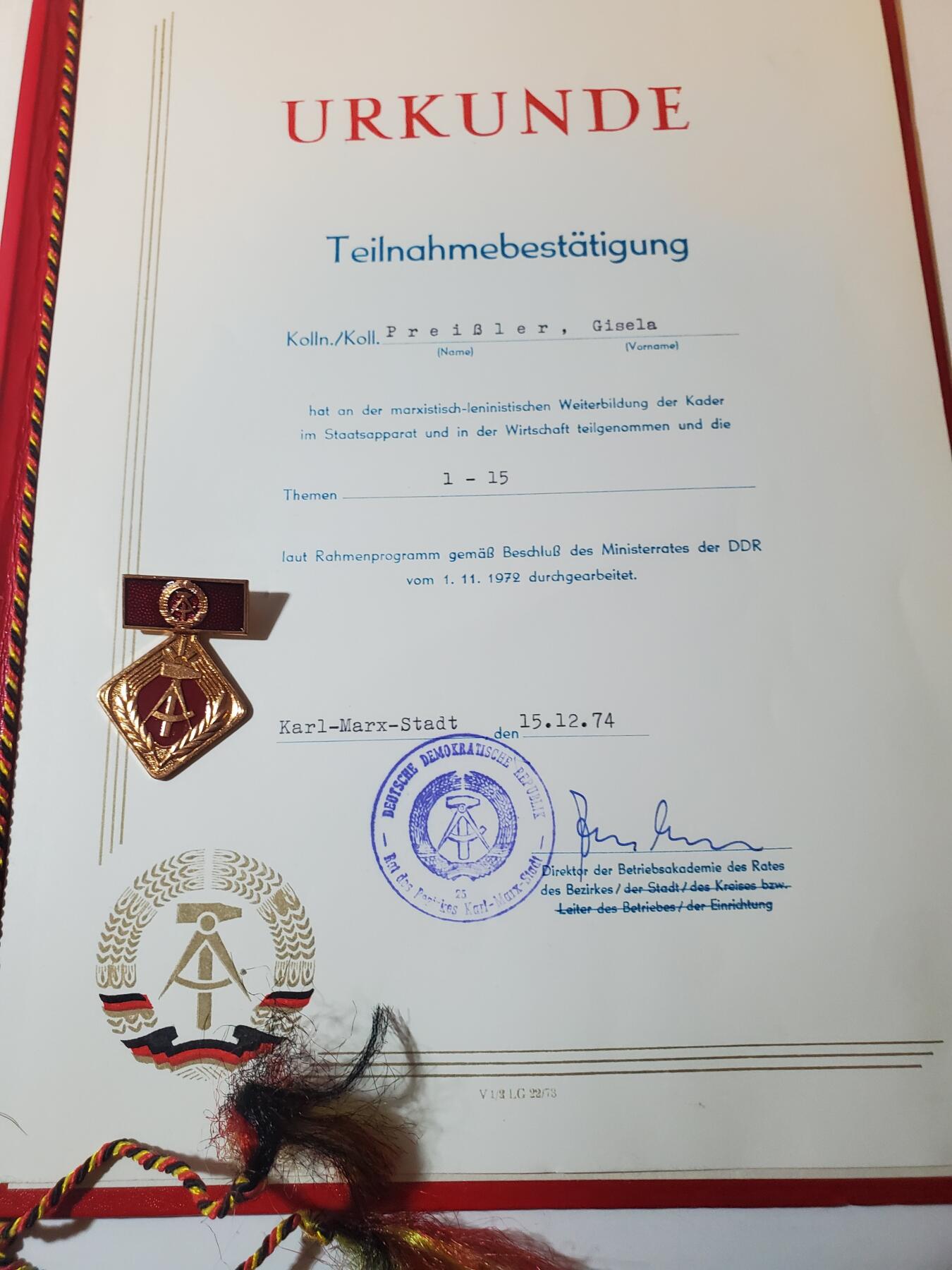 韵星假日军品类拍卖第41期 -- Rimey Holidays Militaria Auction 41 民主德国参与马克思列宁主义经济领域进修证书➕个人积极劳动分子奖章一套