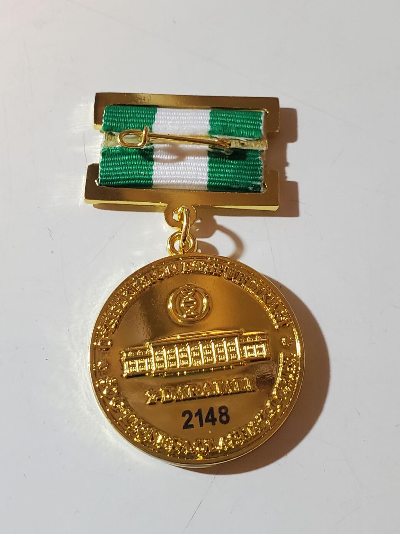 韵星假日军品类拍卖第41期 -- Rimey Holidays Militaria Auction 41 乌兹别克斯坦共和国卫生部二级优秀服务人员奖金奖章 实发2148号 非常稀少 设计继承苏联的奖金奖章 铜镀金 非常厚重 仅颁发给高级官员