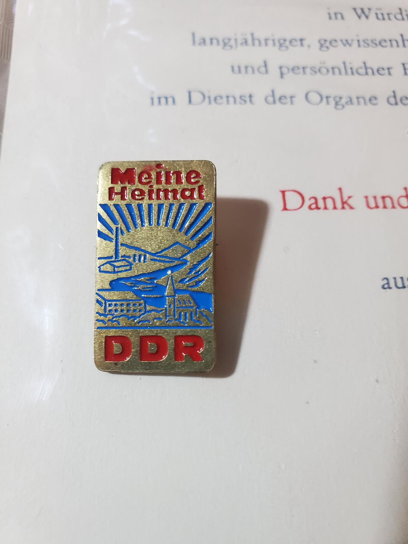 韵星假日军品类拍卖第41期 -- Rimey Holidays Militaria Auction 41 民主德国对内务部服务尽职尽责感谢奖状+早期铜制证章一套