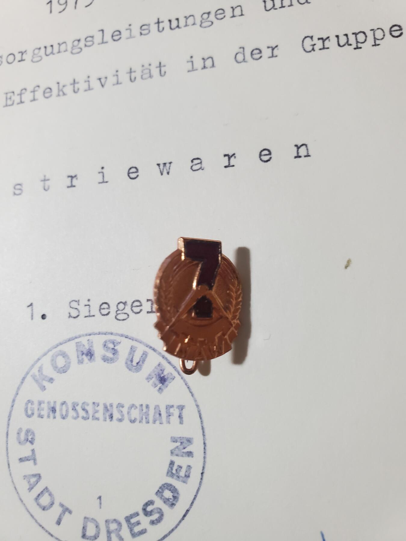 韵星假日军品类拍卖第41期 -- Rimey Holidays Militaria Auction 41 民主德国社会主义竞赛优胜证书+社会主义建设功勋活动家证章一套