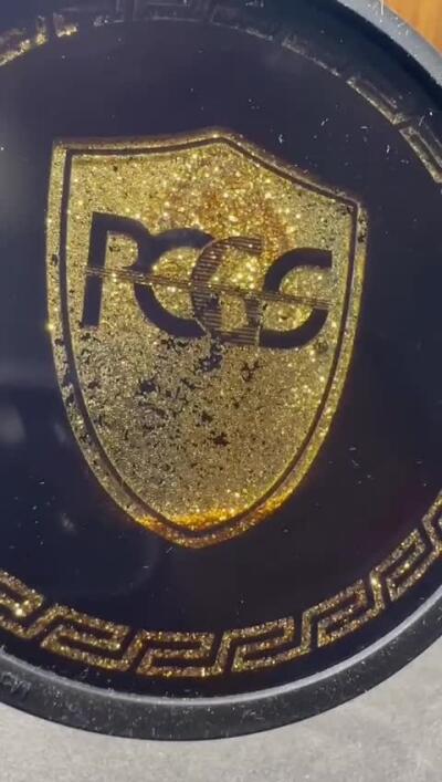 【俄甄集藏】马年新春第一拍 2026年(048)02-25星期三 晚 19:30 全场包邮 PCGS流金沙纪念杯垫 木制底座 款式二