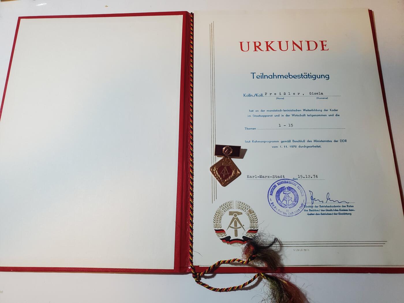 韵星假日军品类拍卖第41期 -- Rimey Holidays Militaria Auction 41 民主德国参与马克思列宁主义经济领域进修证书➕个人积极劳动分子奖章一套