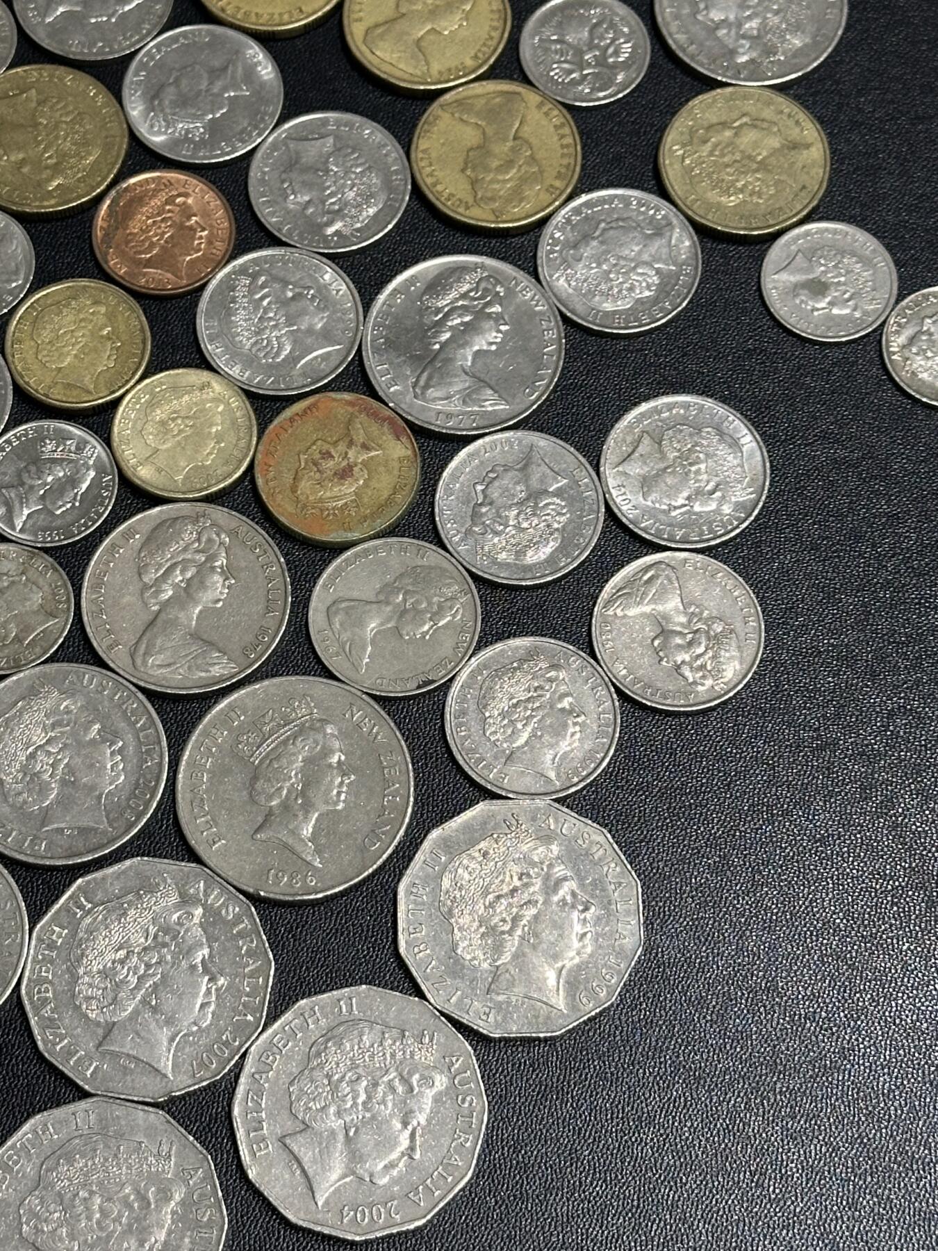 《外钞收藏家》第六百一十一期（农历新年第一场/快递恢复正常再发货）（长期征集拍品、欢迎藏友们联系合作） 全女王硬币几十枚一起 如图