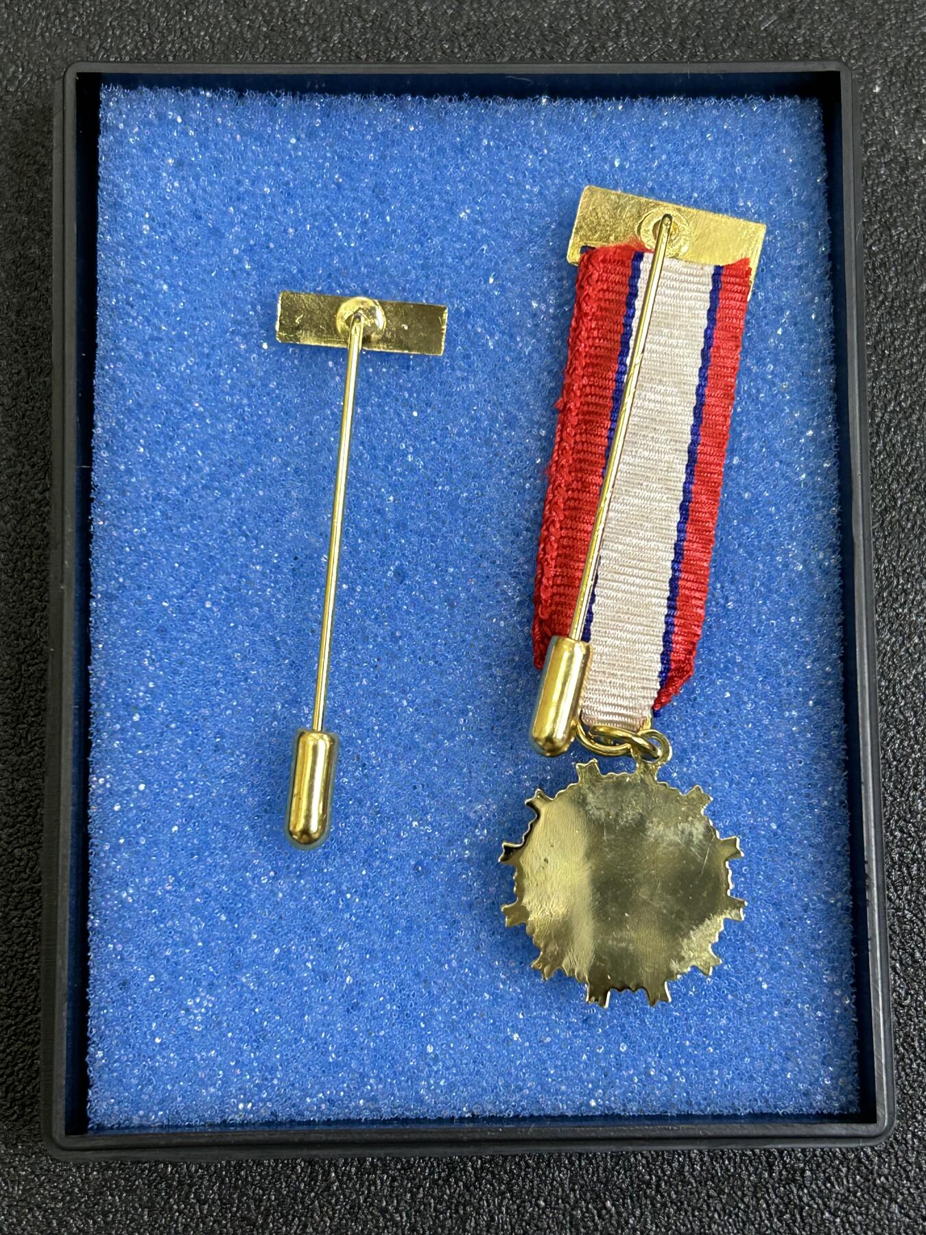 西秦中古拍卖第七十七期 2026马年新春专场 本场拍品年初九发出 民国青天白日勋章迷你章 带珐琅略章 后期版本 非常著名的徽章