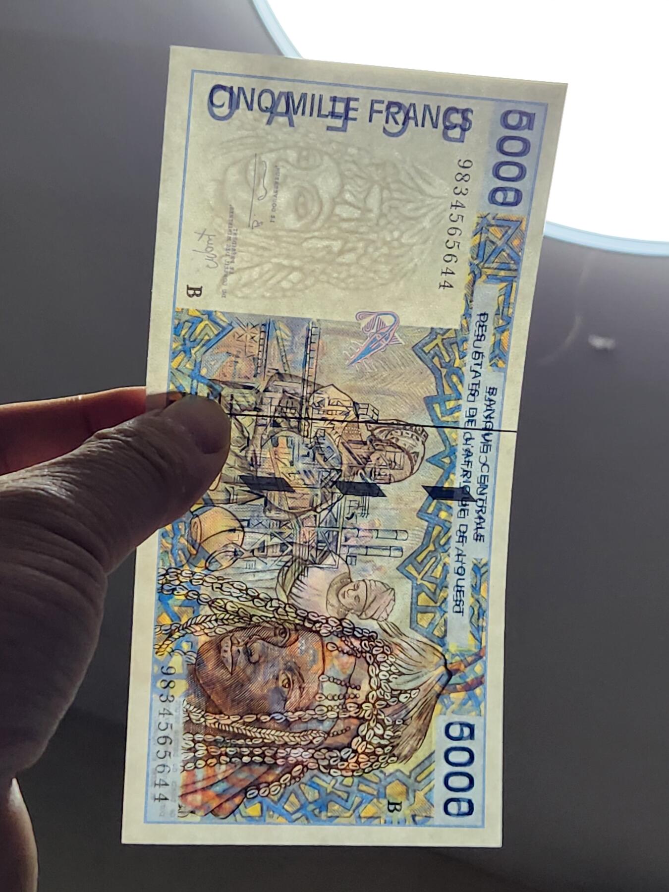 2月15号晚上8点 外国纸币自动截拍第26场 98年B 贝宁5000法郎几乎全新