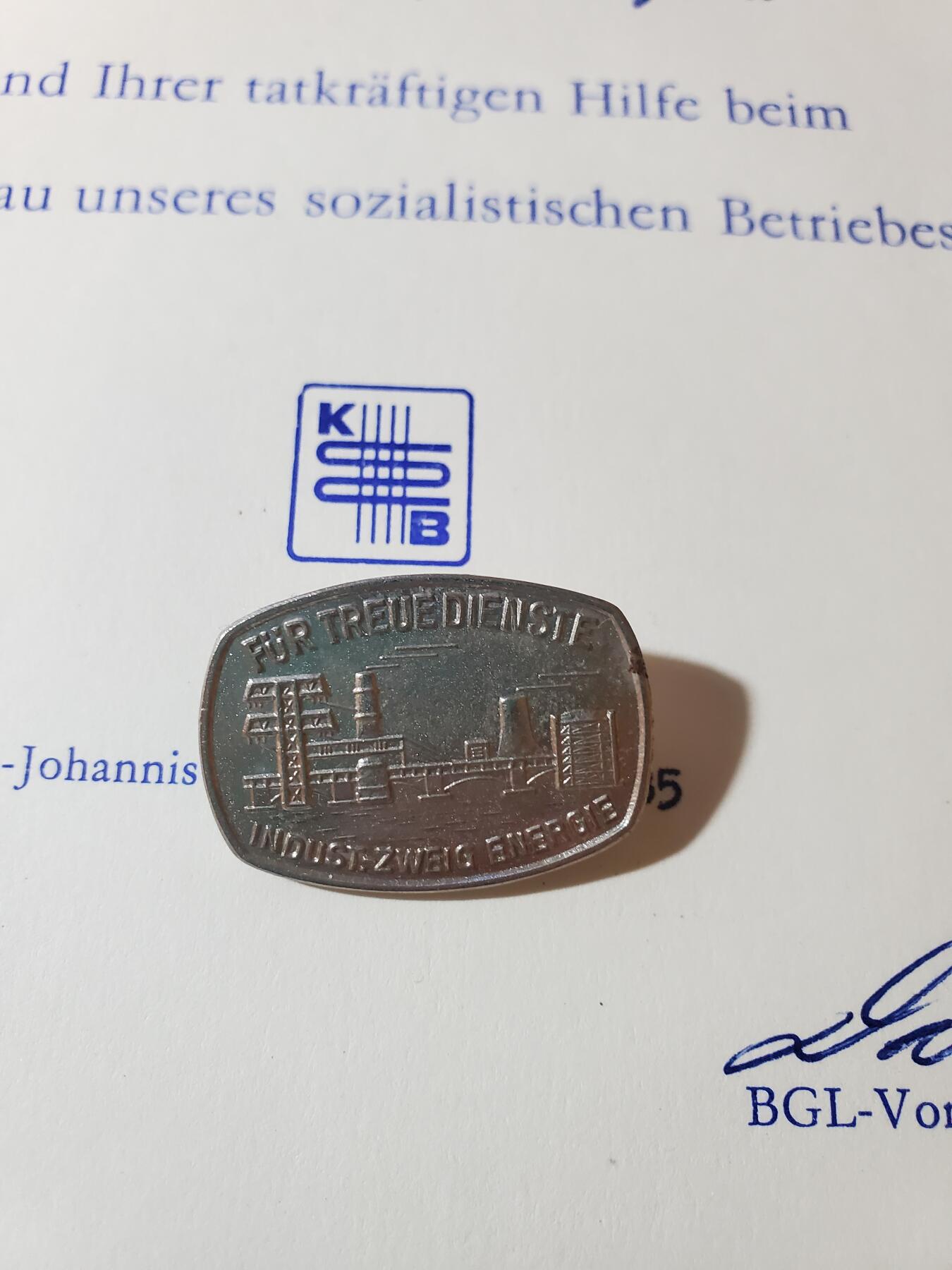 韵星假日军品类拍卖第41期 -- Rimey Holidays Militaria Auction 41 民主德国为国企服务证章证书+工业服务证章一套