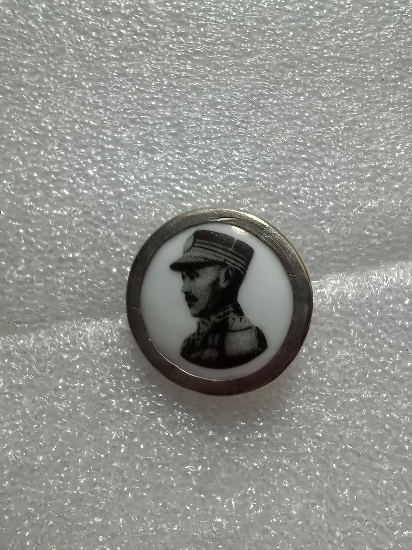 稀少五十年代纽扣章，银包铜，品见图自定，实物拍摄，按图发货，看好再拍